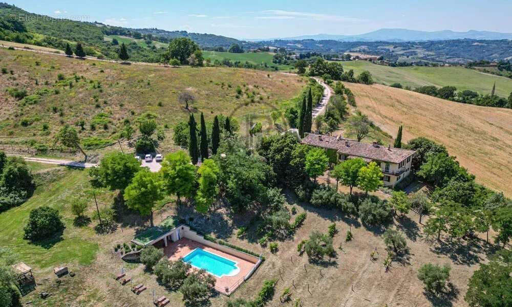 Ancienne ferme historique avec écuries et piscine, à 8 minutes d'Urbino - photo 8