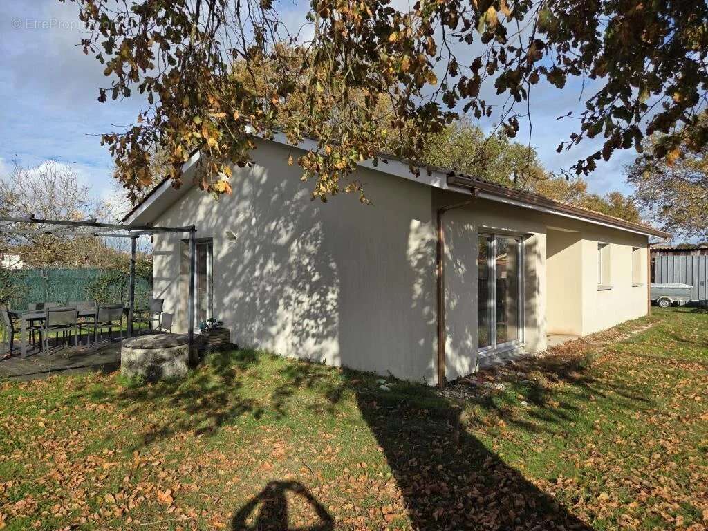 Maison à SAINT-YZAN-DE-SOUDIAC