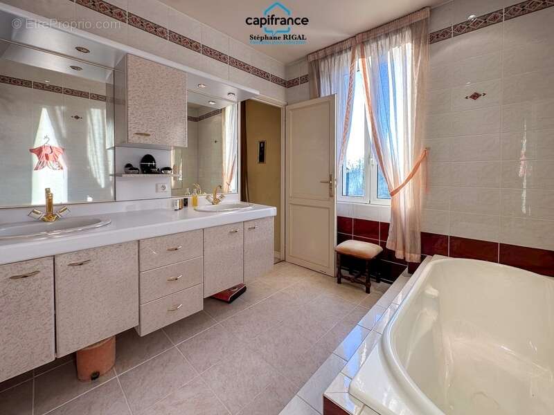 Maison à vendre 6 pièces  de 165m2 habitables sur terrain de 770m2 avec piscine et garage - photo 12