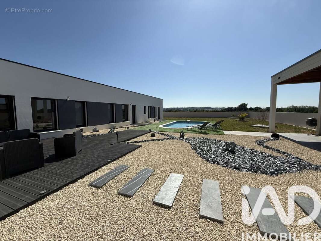 Photo 2 - Maison à CHATELLERAULT