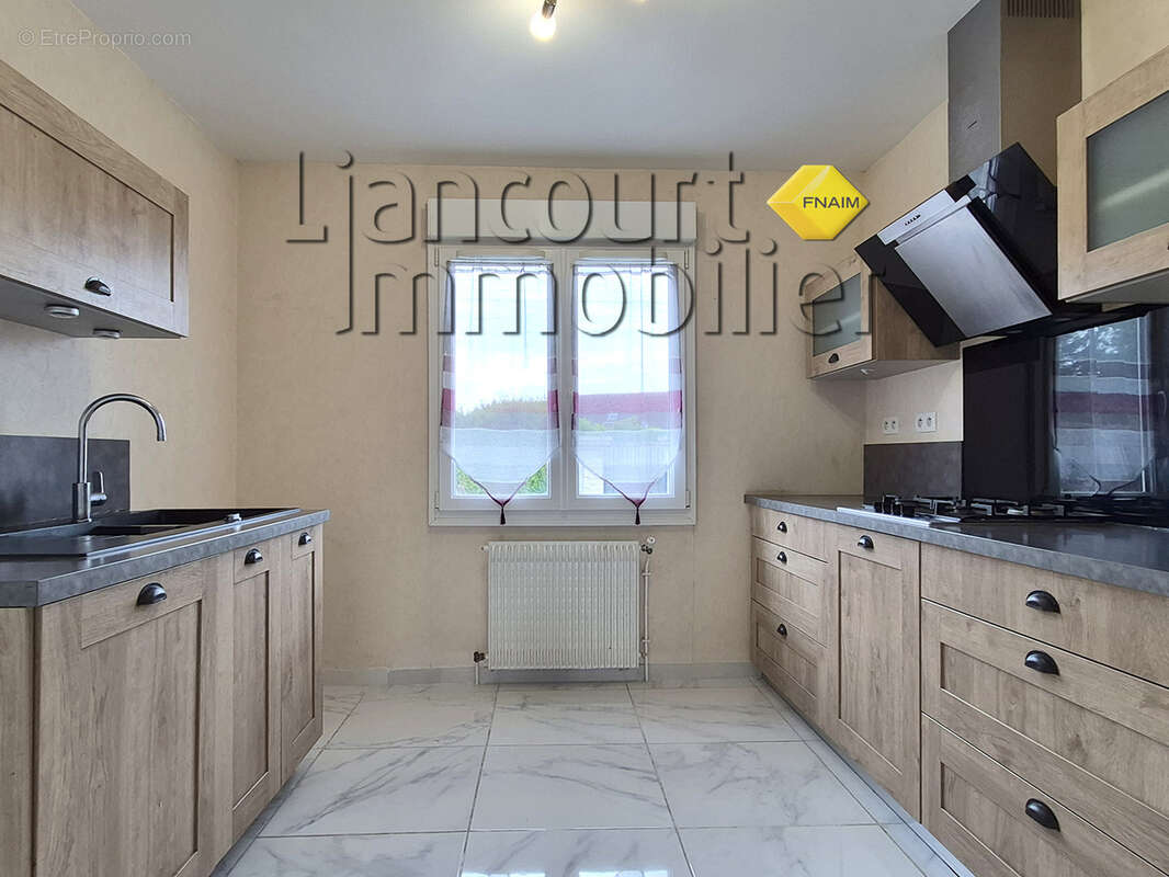 Maison à LONGUEIL-ANNEL