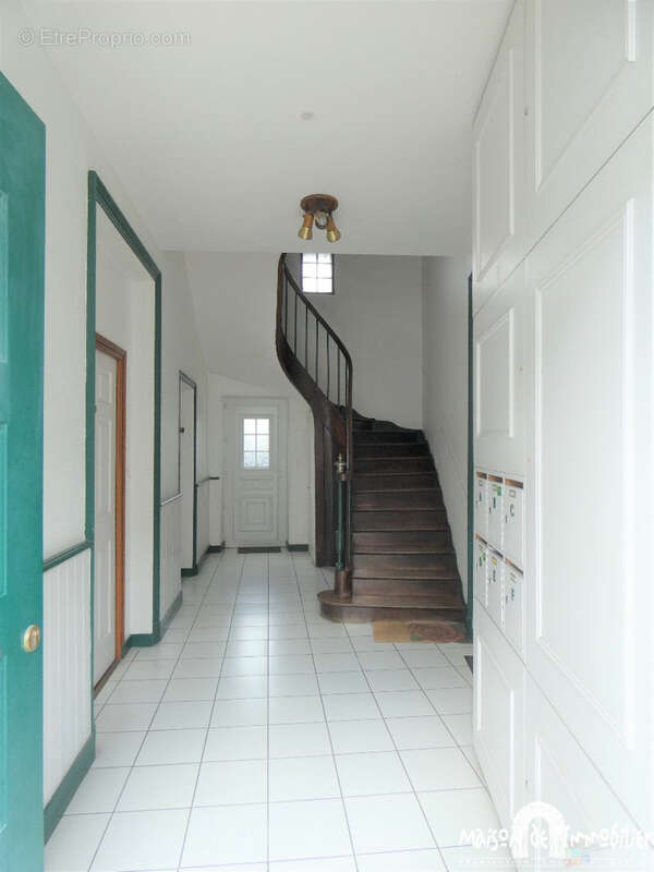 A vendre a jarnac - centre-ville - immeuble de rapport composé de 6 appartements - photo 3