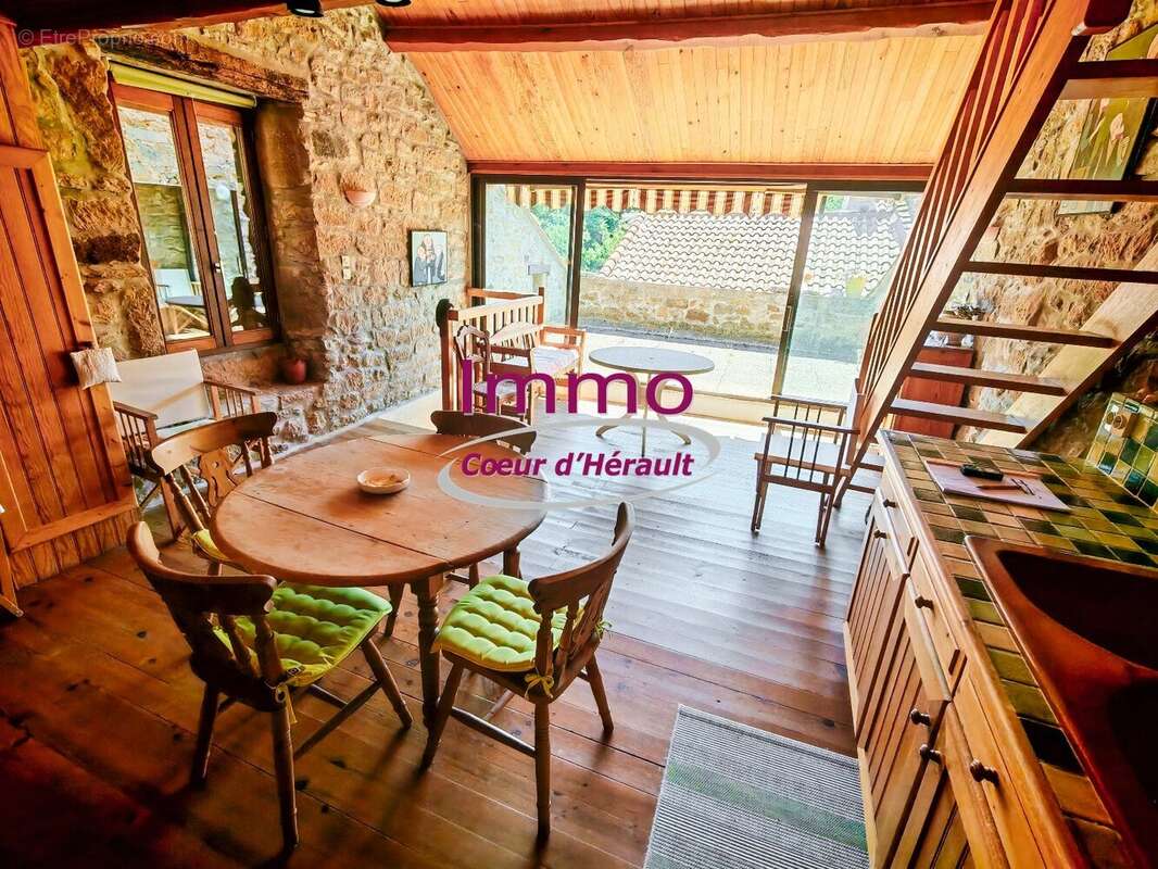 SAINT-PRIVAT : maison de village en pierres avec cave et terrasse - photo 7