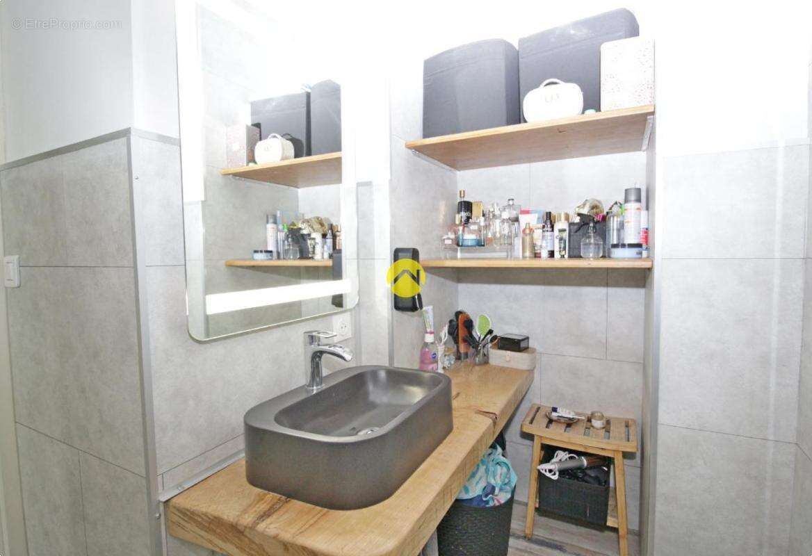 Appartement à NERIS-LES-BAINS