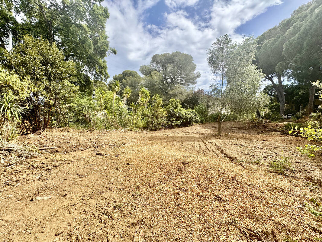 Terrain à FREJUS