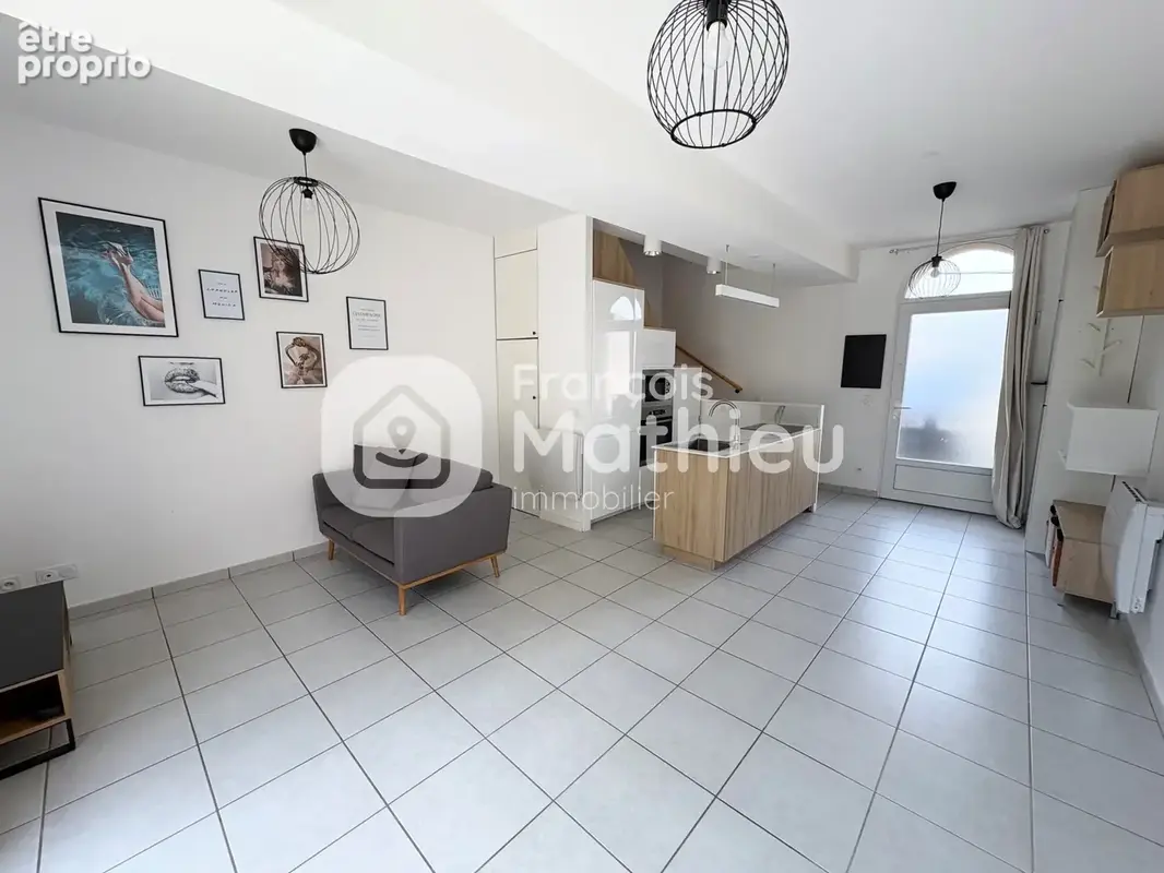 Civrieux : Maison de village 2ch + bureau - terrasse - deux stationnements - photo 4