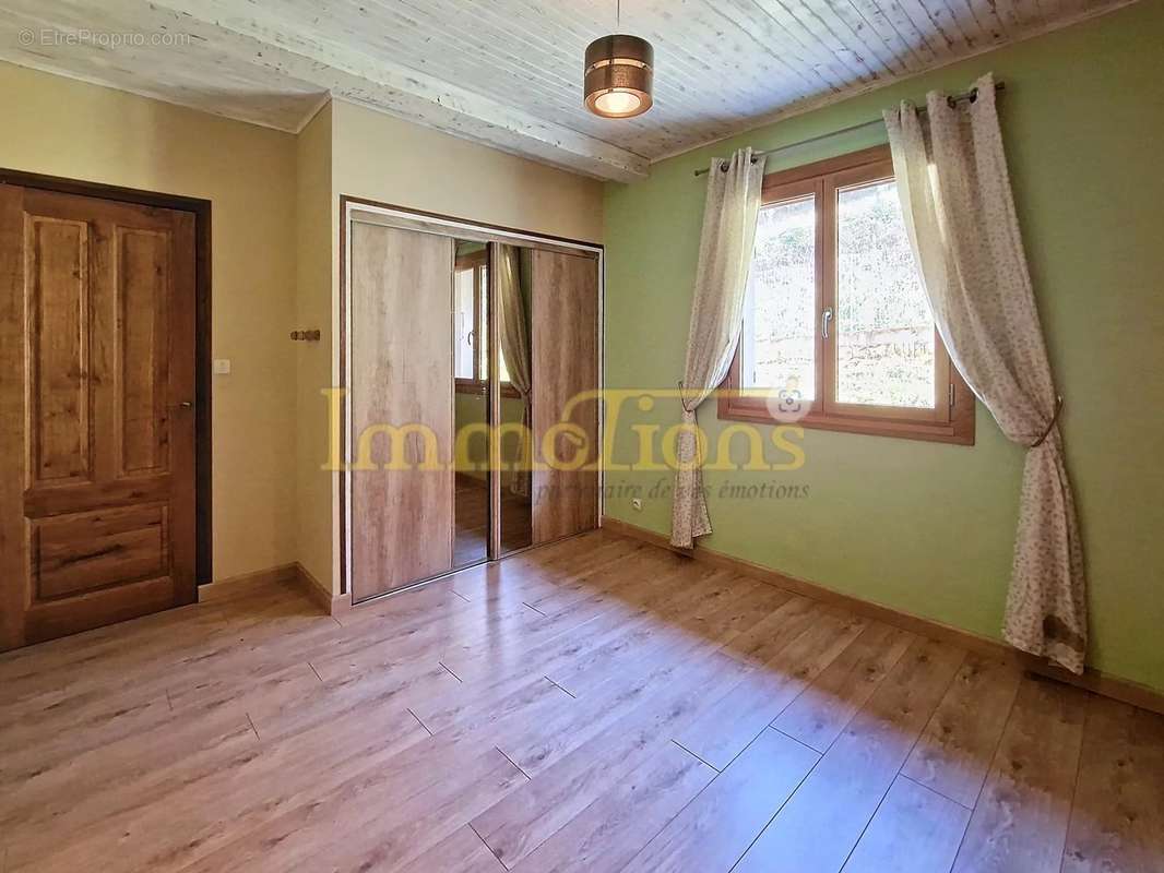 Maison à SAINT-PIERRE-DE-CHERENNES