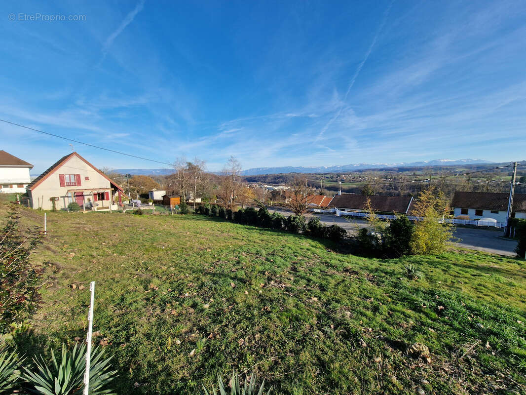 Terrain à LA CHAPELLE-DE-LA-TOUR
