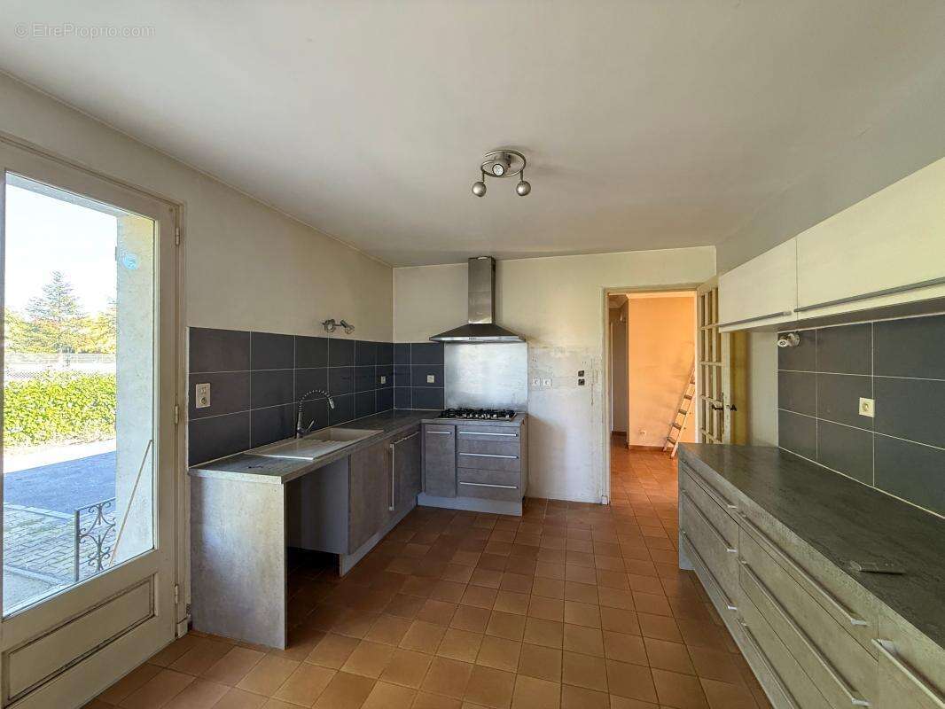 Maison à SAINT-ETIENNE-DE-FONTBELLON