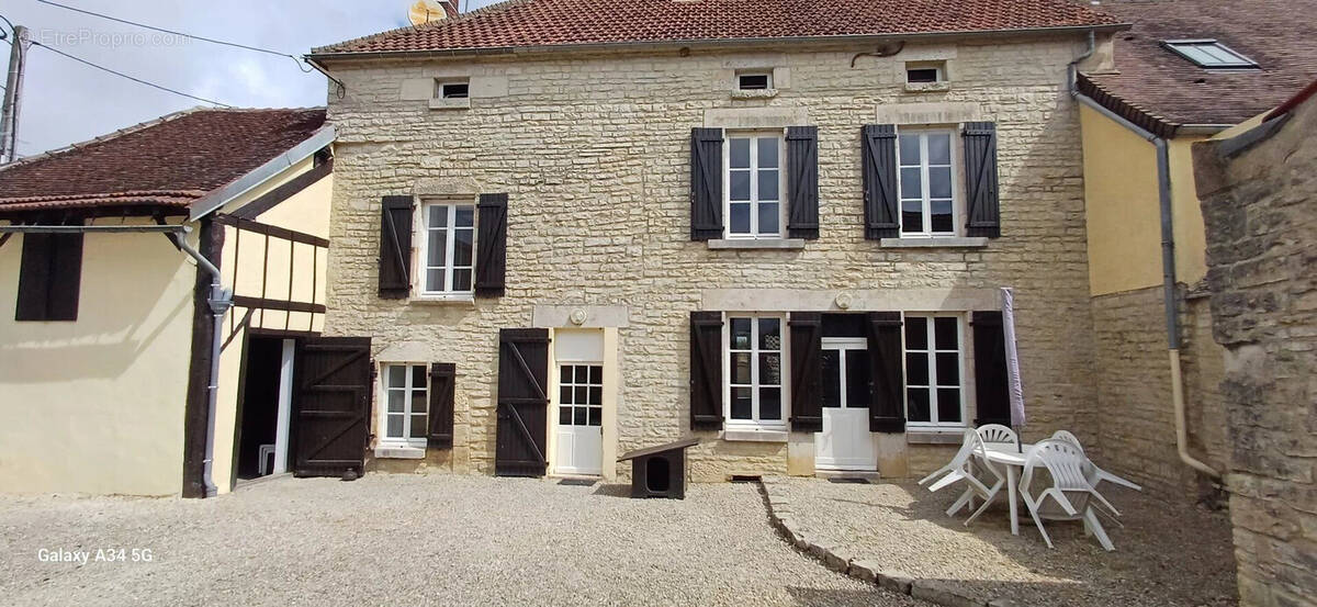 Maison à MOULINS-EN-TONNERROIS