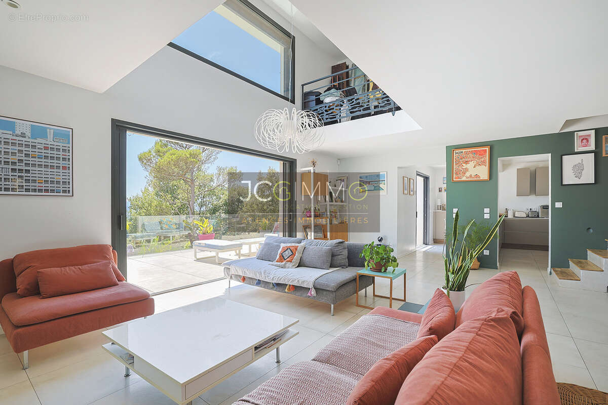 Villa contemporaine T5 de 150m2 habitables avec vue dominante, garage et piscine ! - photo 3