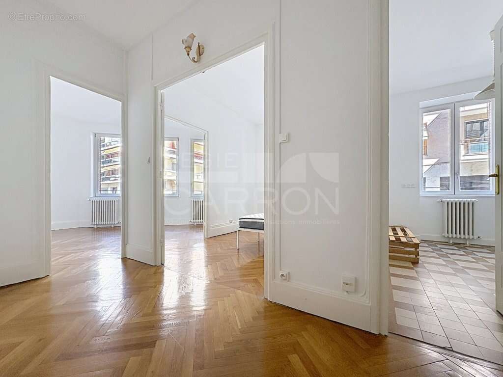 Lyon 6 / triangle d'or / crequi t2 52m² parfait etat 230000€ - photo 2