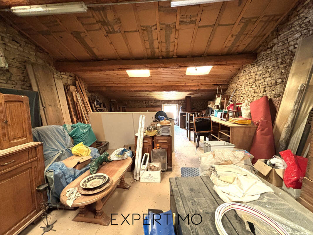 Authentique bâtisse en pierre dorée de 1845   193 m2 habitables   Dépendances   Terrain de 1 312 m2 - photo 15