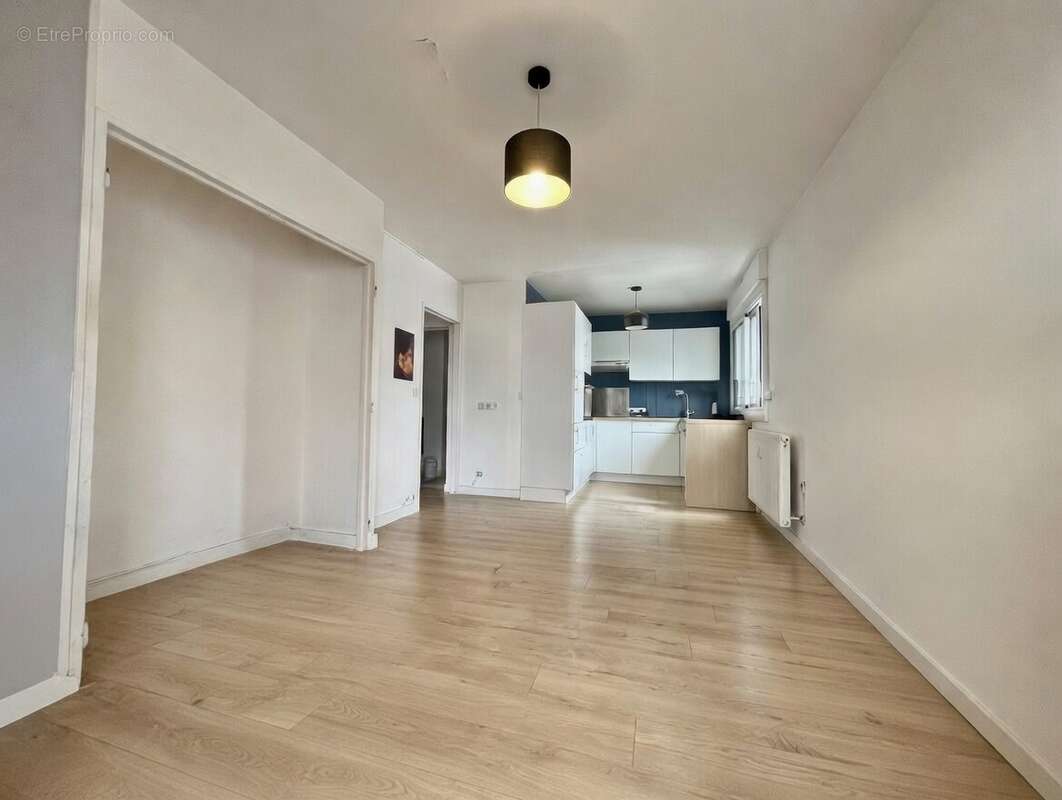 Salon et cuisine - Appartement à NANTES