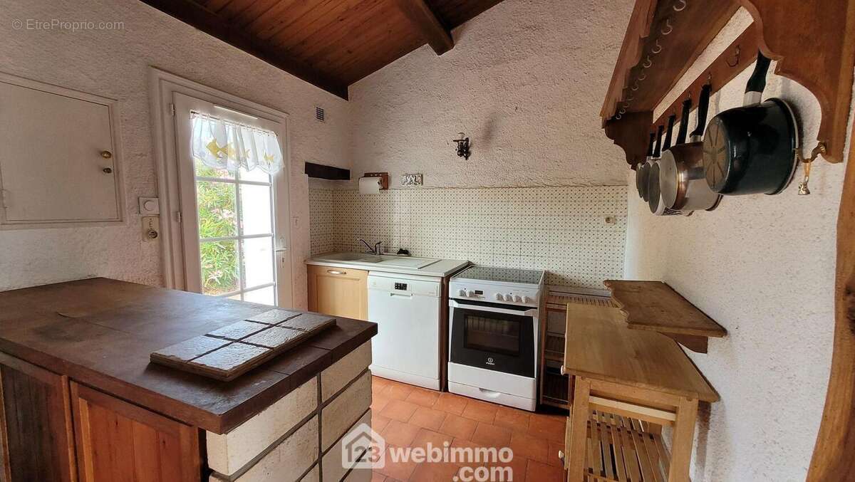 Une cuisine ouverte - Maison à LONGEVILLE-SUR-MER
