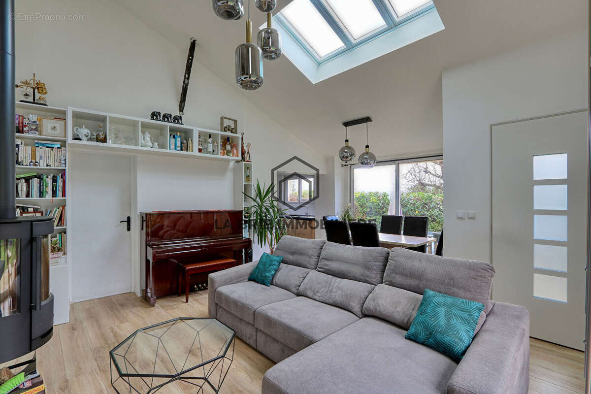 Maison à MANDRES-LES-ROSES