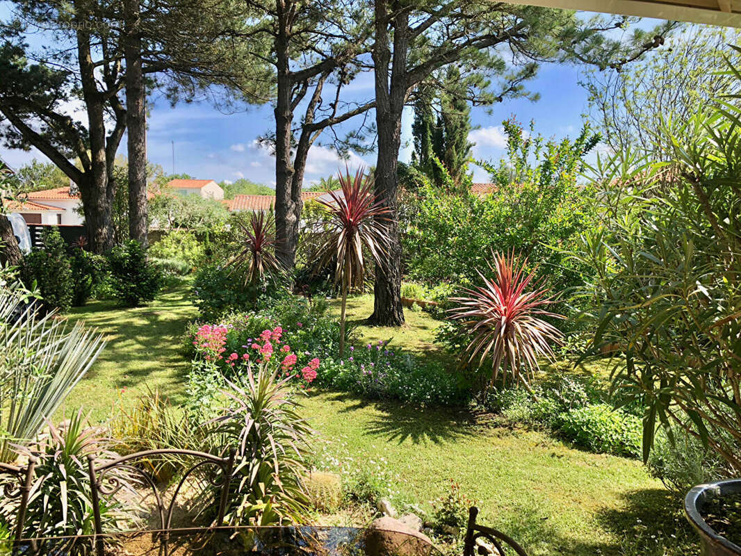 À l'abri des regards, maison chaleureuse où confort, intimité et douceur de vivre se rencontrent. - photo 4
