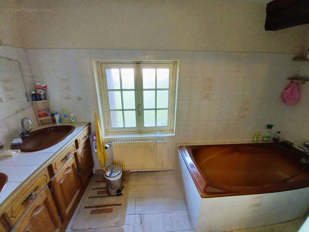 À seulement 10 minutes de Cognac  Grande maison familiale de 215 m² avec terrain constructible de 2 500 m²  DPE C - photo 16