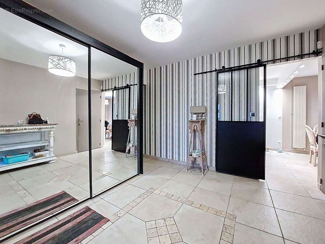 Maison 6 pièce(s) 170 m2 - photo 2