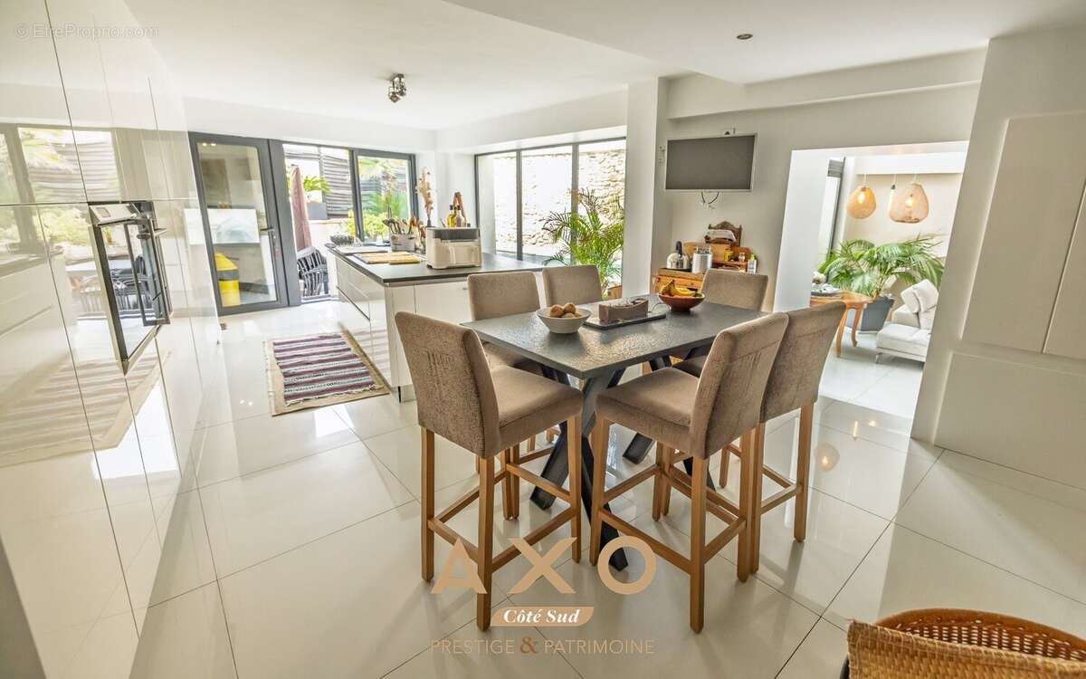 Lambesc - maison - 250m² - 3 chambres - piscine - 750 000  - photo 11