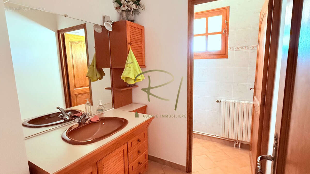 Maison à SAINT-SAUVEUR-DE-CRUZIERES