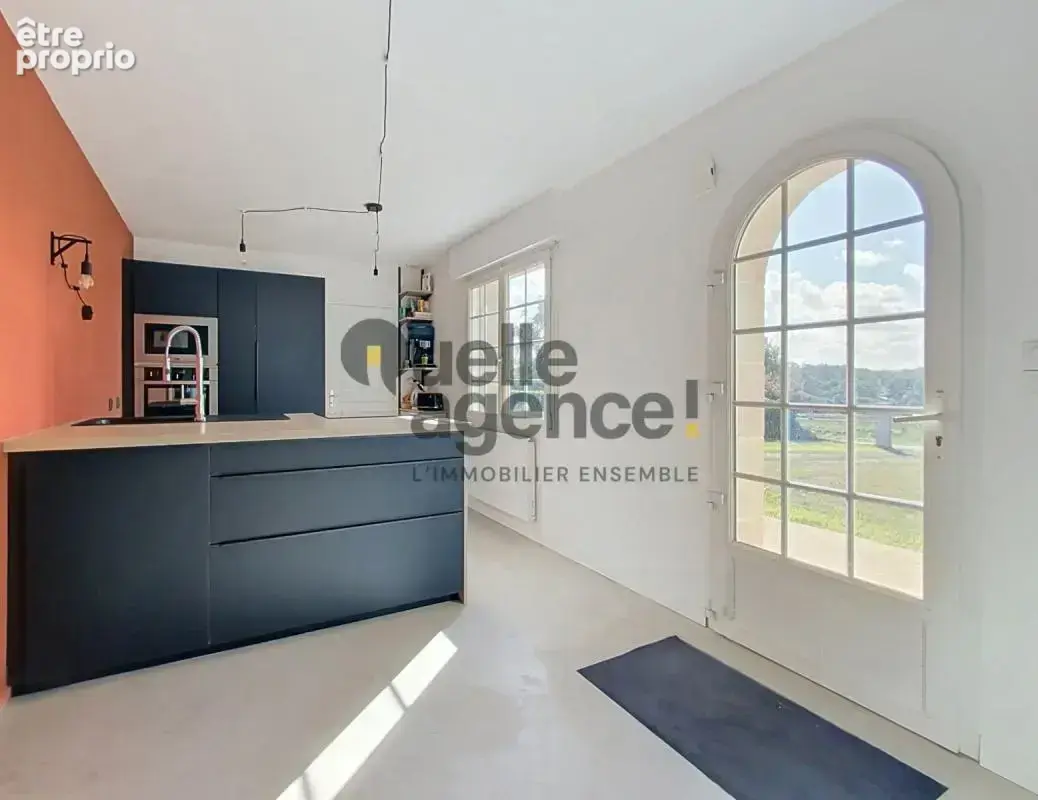  PLOUIGNEAU – Maison familiale entièrement rénovée - 3 chambres avec grand jardin - photo 2