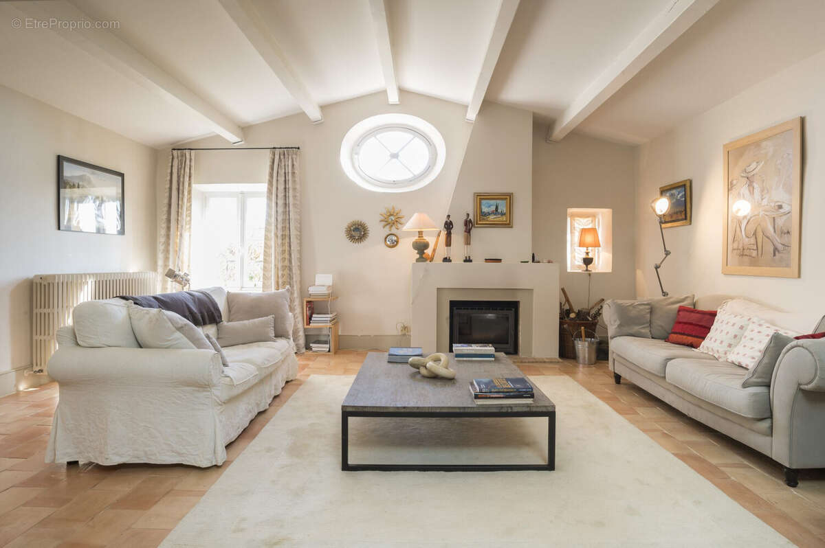 Dickjan POPPEMA d'eXp France vous propose un bel appartement sur une domaine viticole - Appartement à PERTUIS