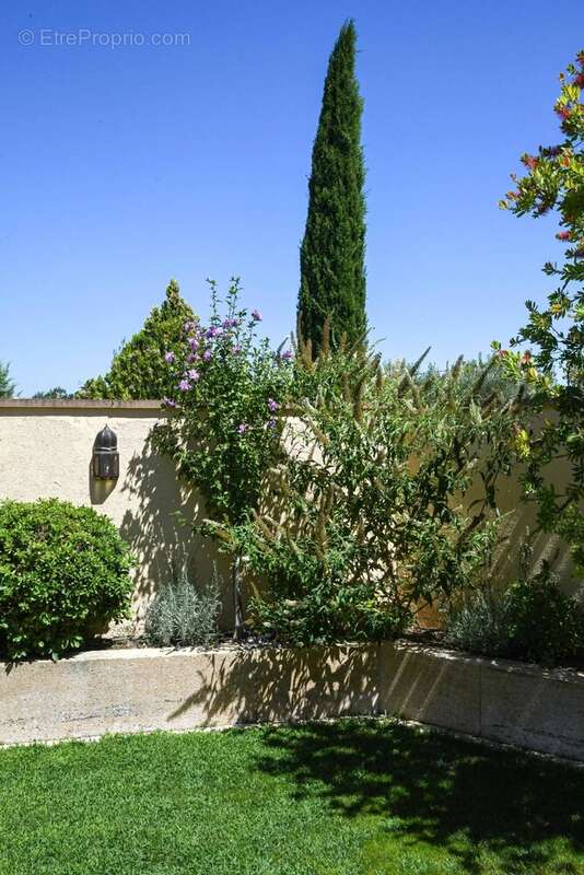 Maison méridionale de plain-pied de 167 m² avec jardin et piscine à 3.5 km du centre d’Uzès - photo 17