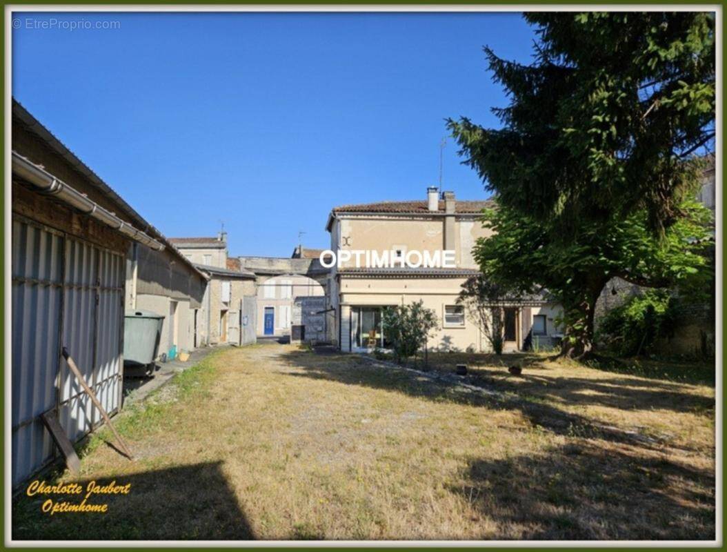Maison à BARBEZIEUX-SAINT-HILAIRE