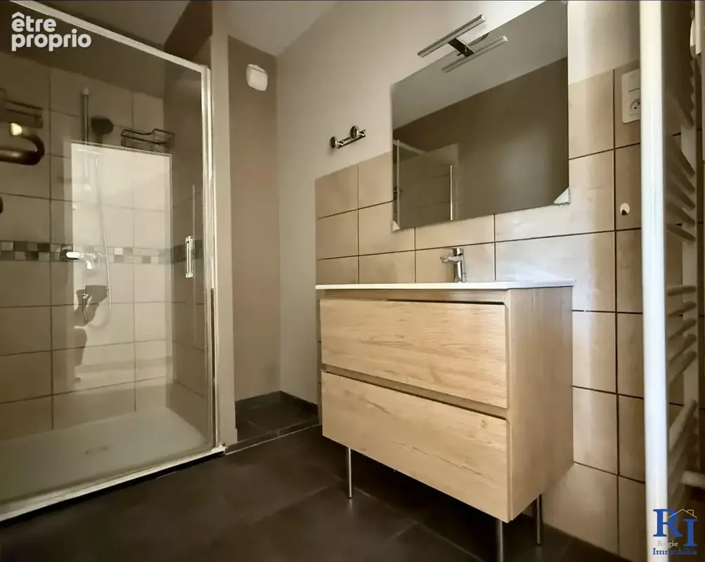 Salle de douche récente avec seche serviette