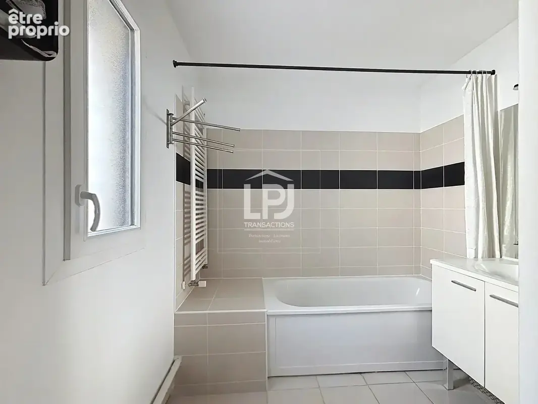 Dernier étage, appartement T4 traversant de 76 m², double exposition, deux balcons, double garage boxé et deux places de station - photo 12