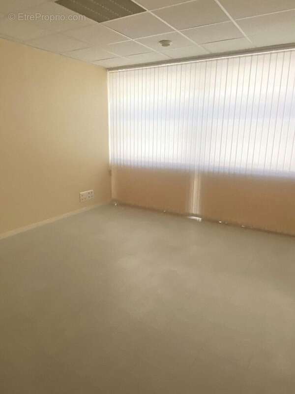 Photo 2 - Commerce à NIORT