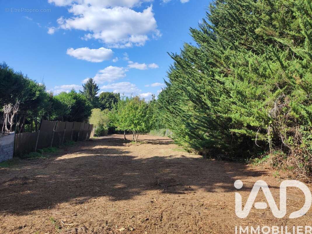 Terrain 1020 m² à Rouvres  - photo 2
