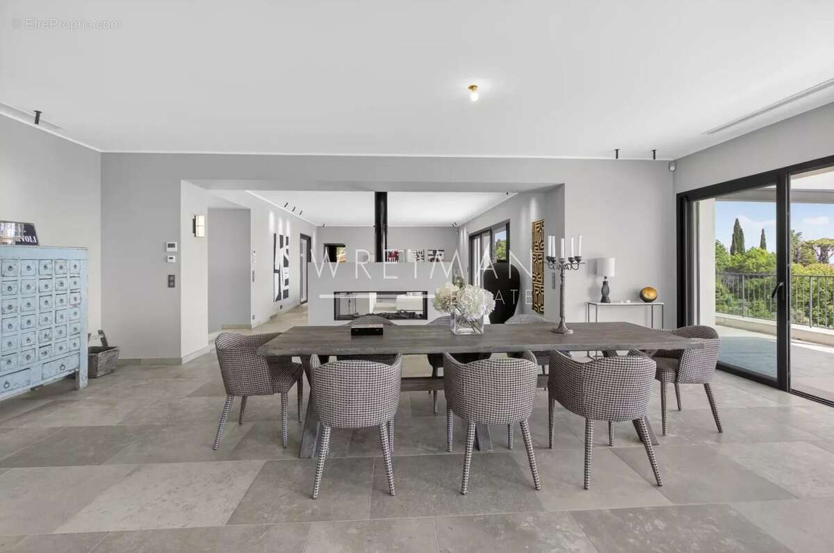 Maison à CHATEAUNEUF-GRASSE