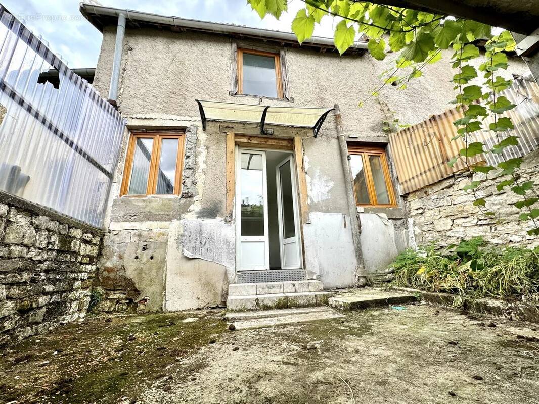 Maison à GONDRECOURT-LE-CHATEAU