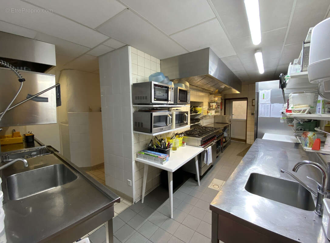 Commerce à SAINTE-CECILE-LES-VIGNES