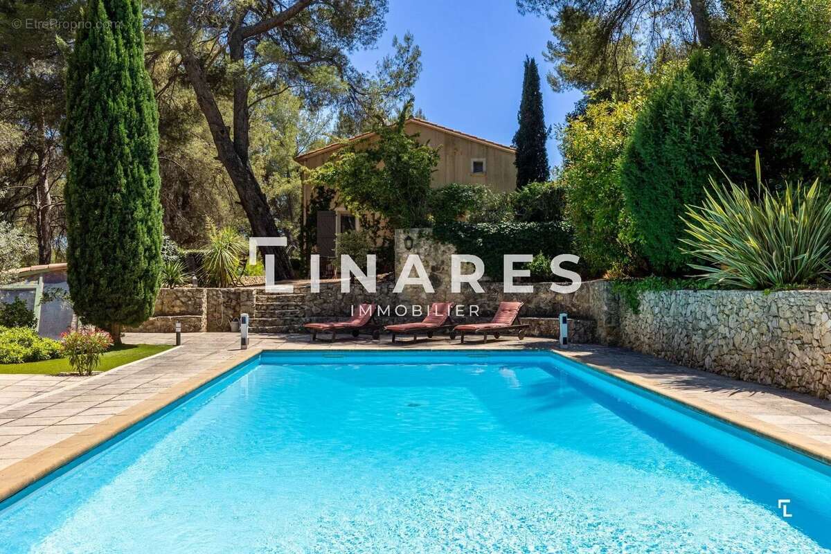LE DOMAINE PROVENÇAL - Villa T6 de 287m² dont deux dépendances de 26m² - Piscine - Terrain de 6900m²  - 13011 EOURES - photo 5