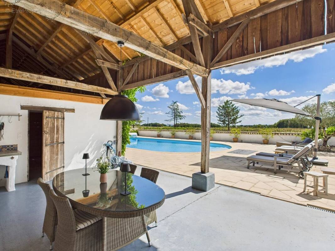 Superbe Ferme Restaurée avec Logements Flexibles, Piscine et Dépendances - photo 2