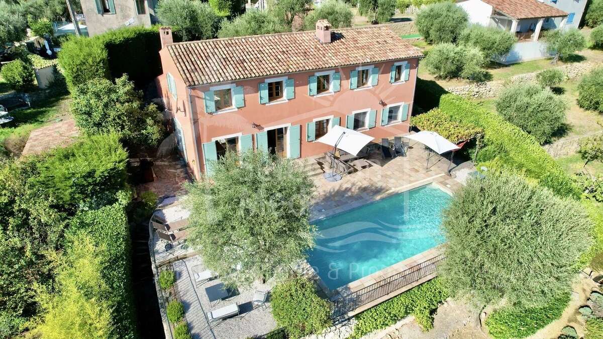 Maison à CHATEAUNEUF-GRASSE
