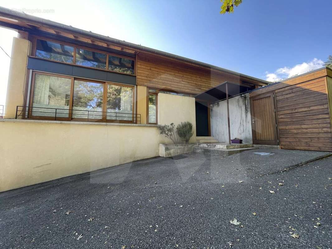 Maison à SAINT-NAZAIRE-LES-EYMES