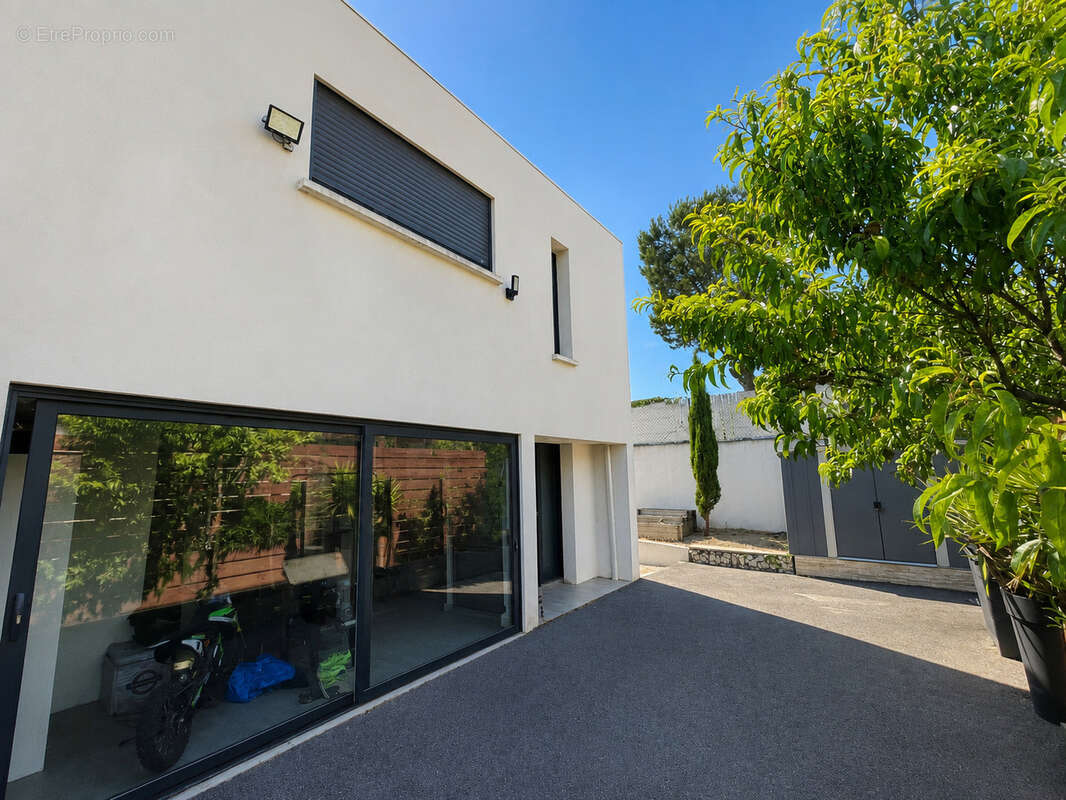 Villa T6 137 m2 + 70 m2 annexe + Piscine - photo 2