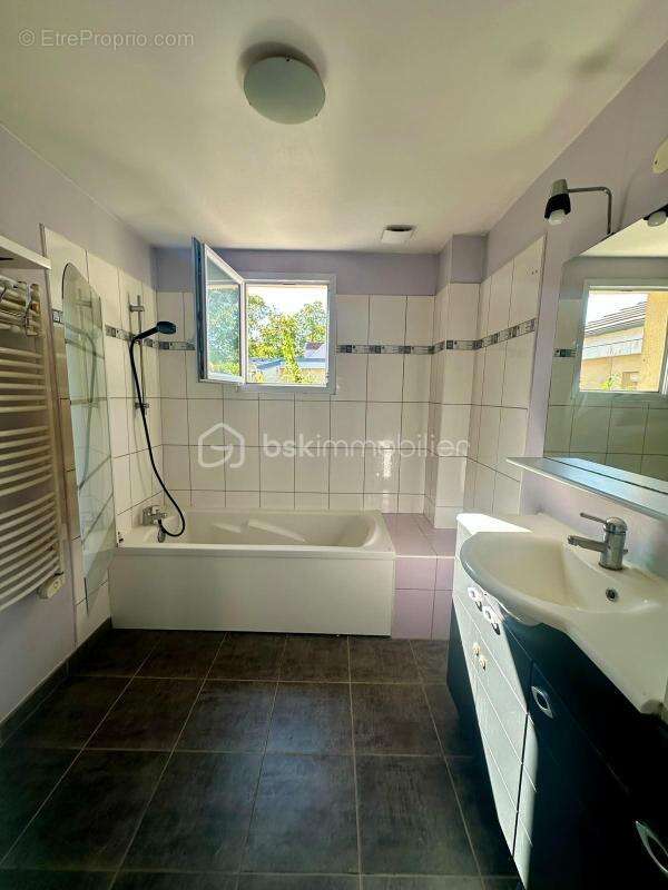 Maison familiale avec studio indépendant, jardin et garages – 95 m² au sol / 84 m² Carrez - photo 7