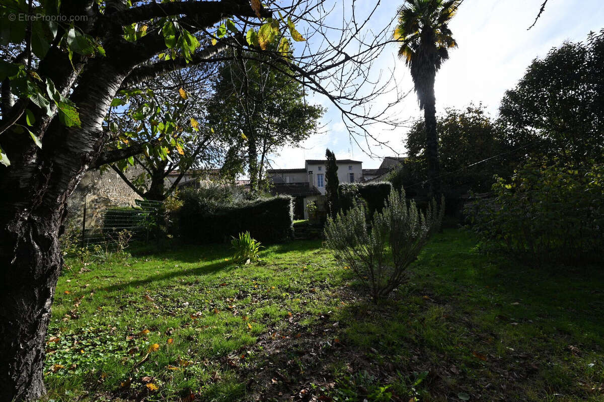 Appartement à SAINT-JEAN-D'ANGELY