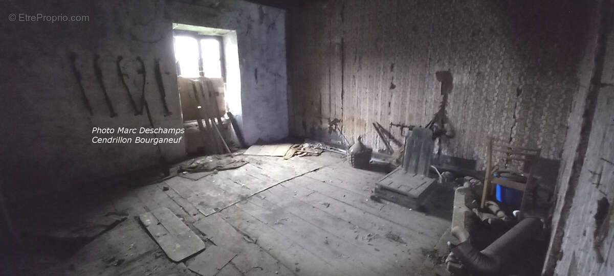 Pour les amateurs d'histoire :  maison datée 1694 et grange, à rénover complètement, gros potentiel, avec 5561 - photo 6