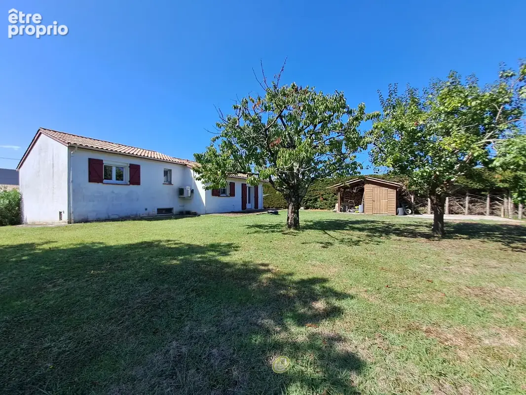 Maison de charme avec jardin, à pied des commerces, avec un  espace pro. - photo 4