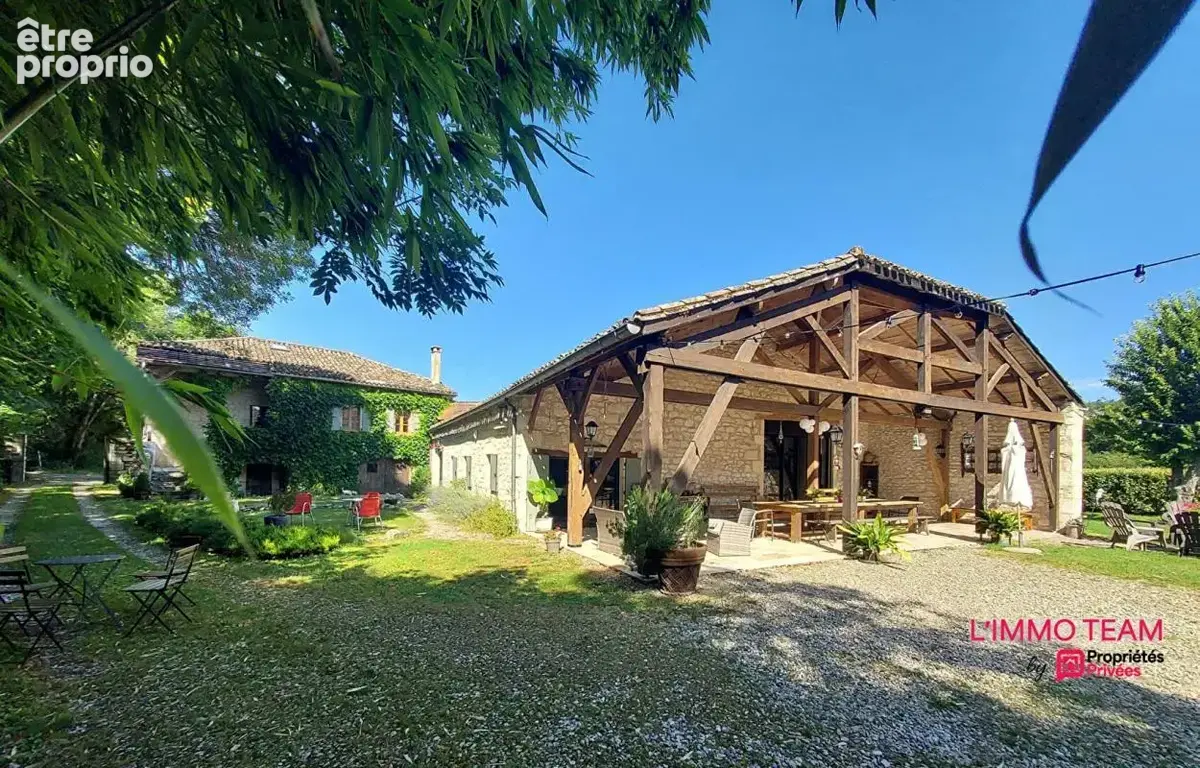 MONTCUQ  Propriété quercynoise 11 pièces sur 5500 m² avec piscine et dépendance - photo 3