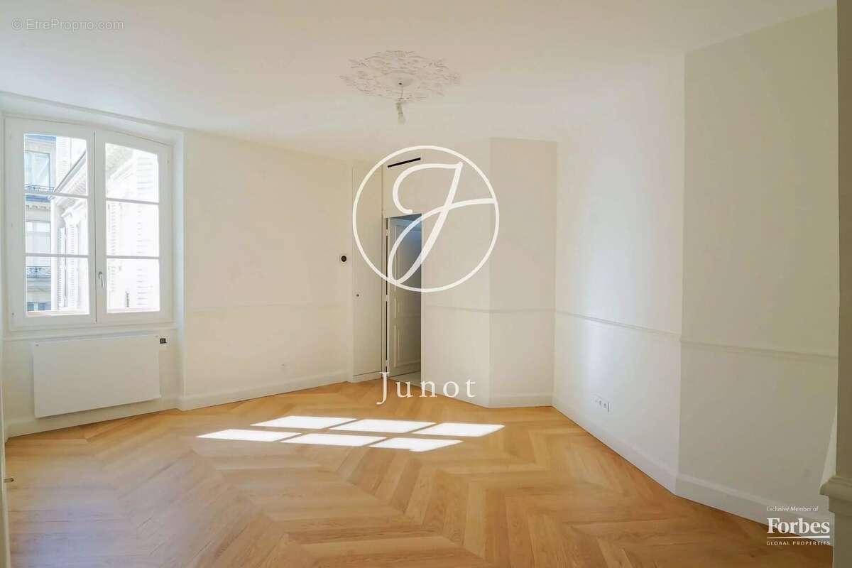 Appartement à PARIS-8E