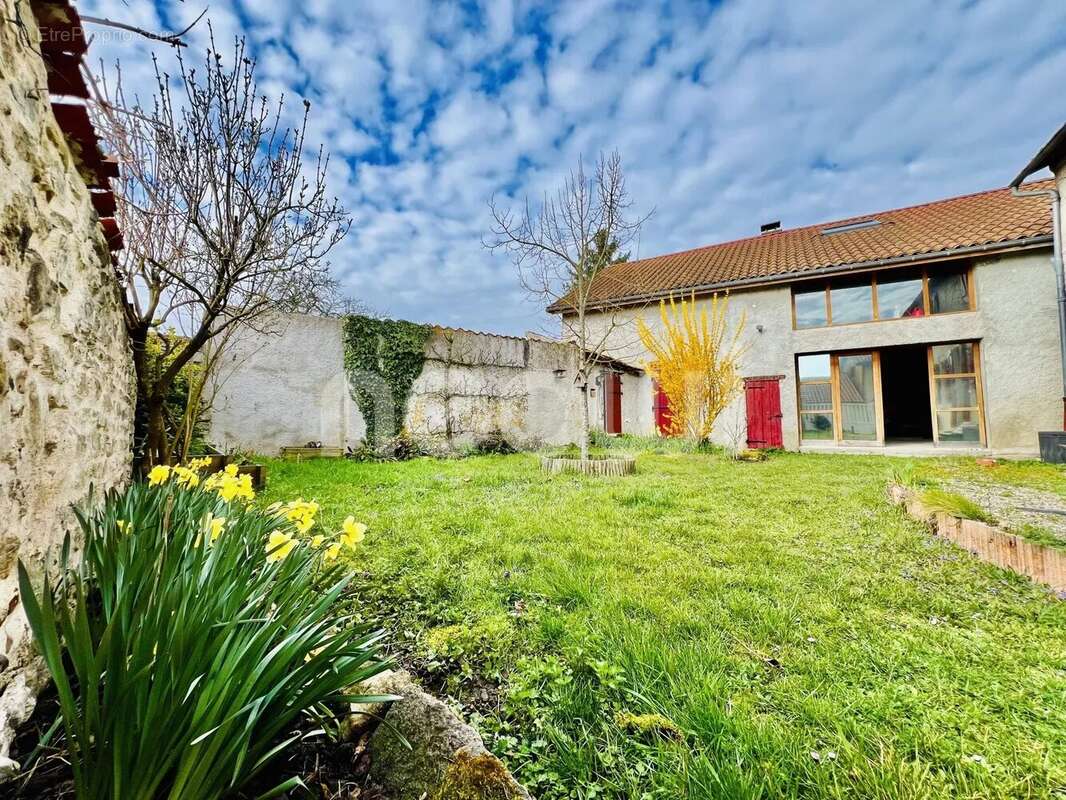 Maison à SAINT-CLEMENT-DE-REGNAT