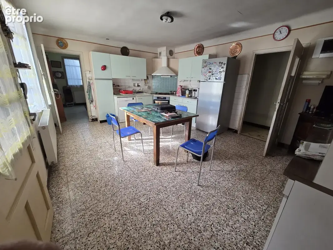 Condorcet, maison ancienne, 200 m2 de dépendances, 7800m2 terrain plat attenant. - photo 10