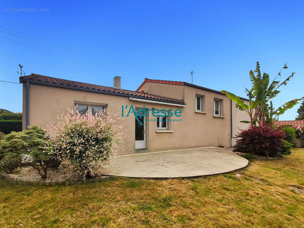 Maison à MONTREVAULT